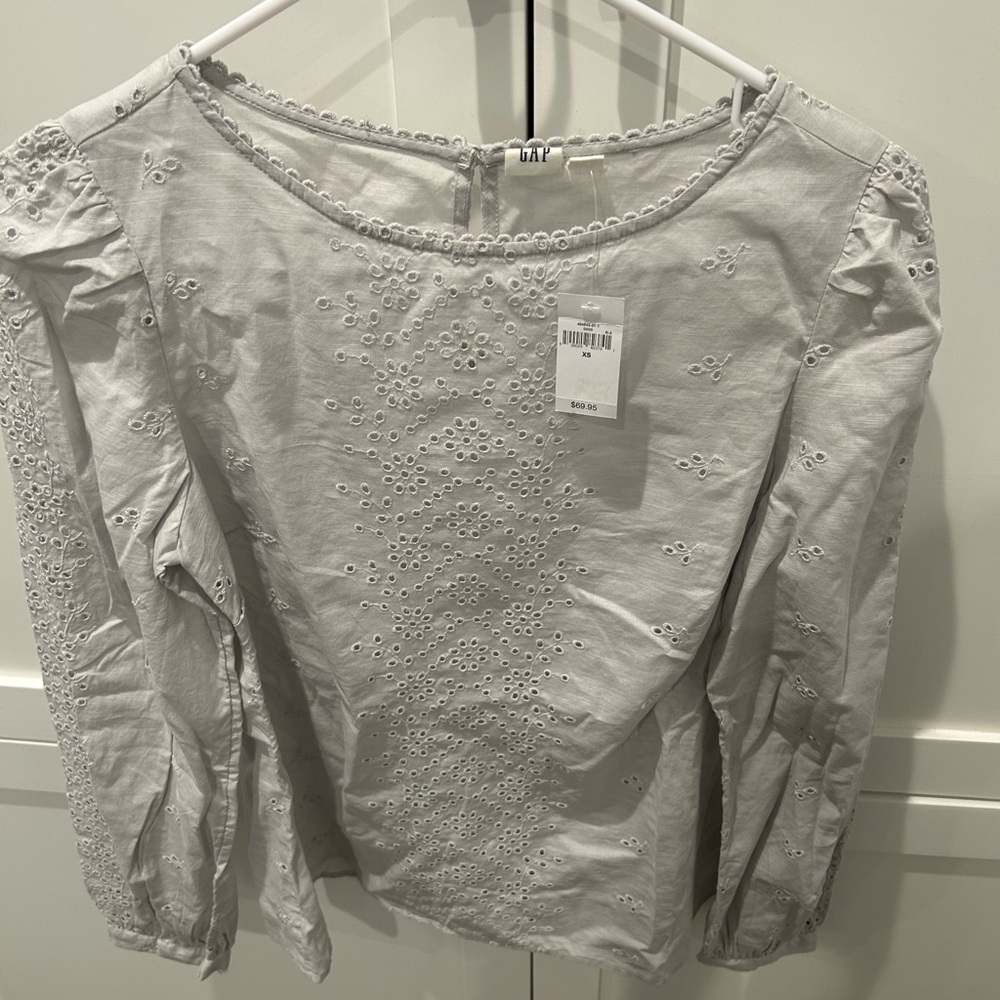 NWT Gap Light Gray Embroidered Top Size XS